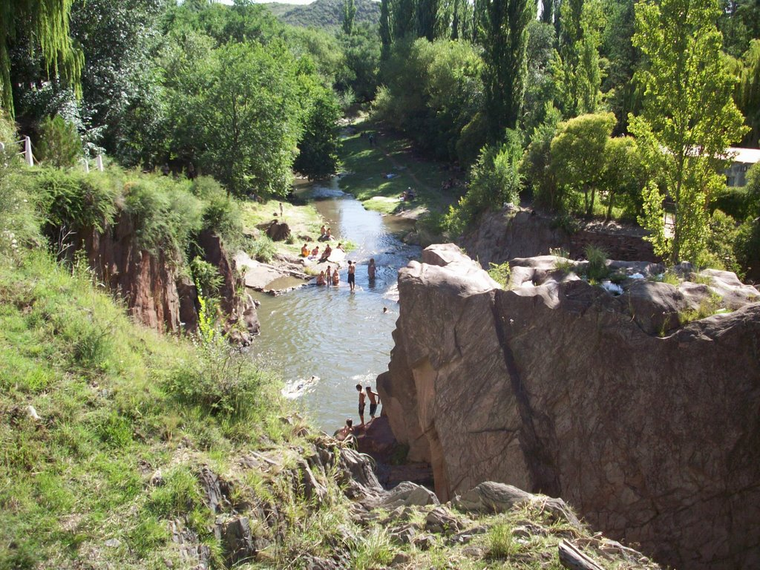La Hoya es uno de los balnearios más conocidos de este pueblo, con una formación natural de piedra y varios saltos de agua. La Hoya es uno de los balnearios más conocidos de este pueblo, con una formación natural de piedra y varios saltos de agua.