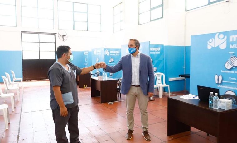 Stevanato saluda a uno de los integrantes del flamante centro de vacunación.