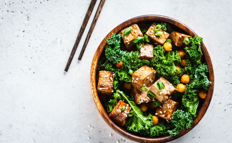 Salteado de kale y patatas Una receta simple y deliciosa en minutos. Foto: Shutterstock