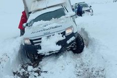 El equipo de salud del hospital de Tricao Malal logró en medio de una intensa nevada trasladar con éxito de la embarazada Foto: Facebook TricaoMalal Noticias