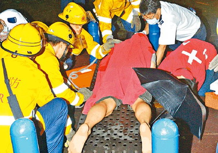 De haber quedado una hora más pegado al banco, al hombre le deberían haber cortado su miembro. Foto: web
