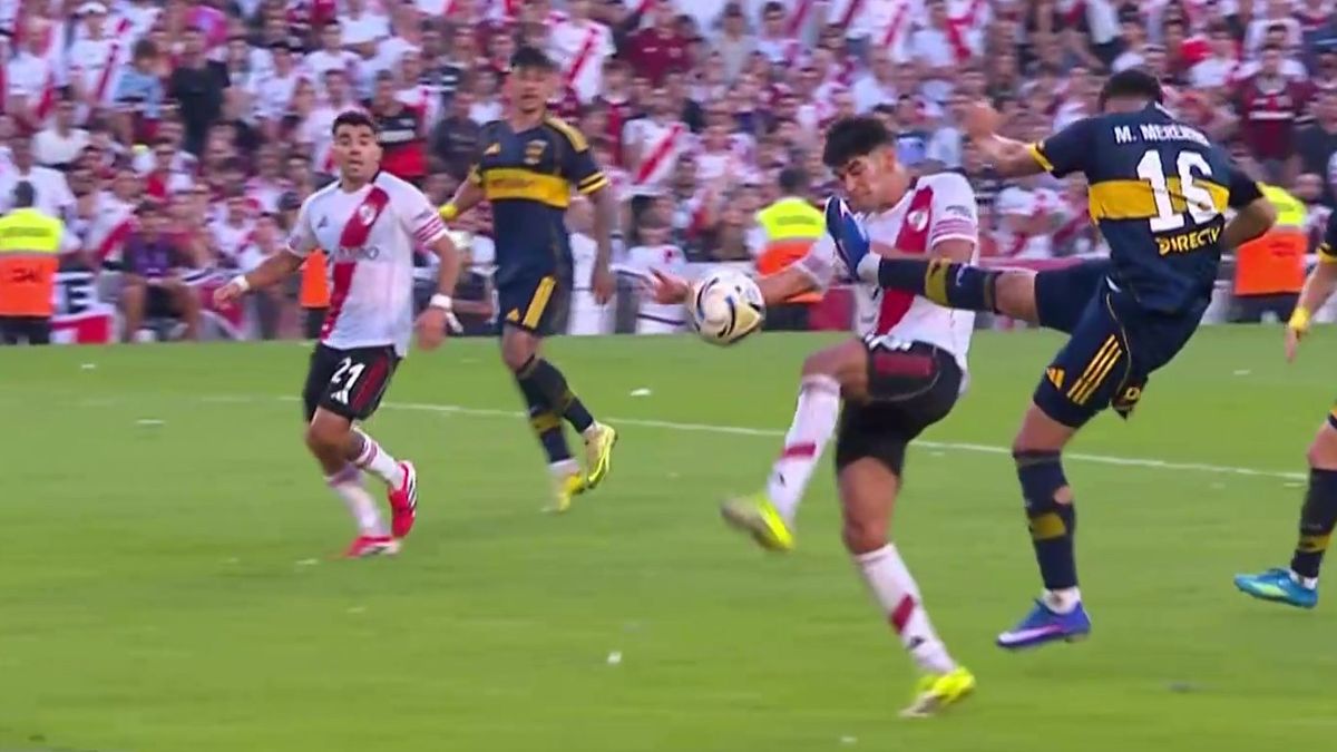 Polémica por el penal para Boca en el Superclásico: ¿era segunda amarilla para Rivero por mano de bloqueo?