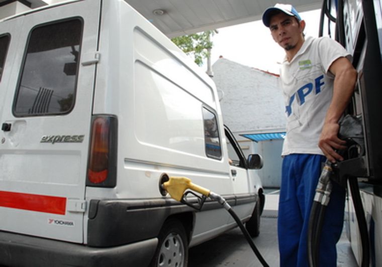 Una postal del posible desabastecimiento de combustible. Foto: Nacho Gaffuri / MDZ