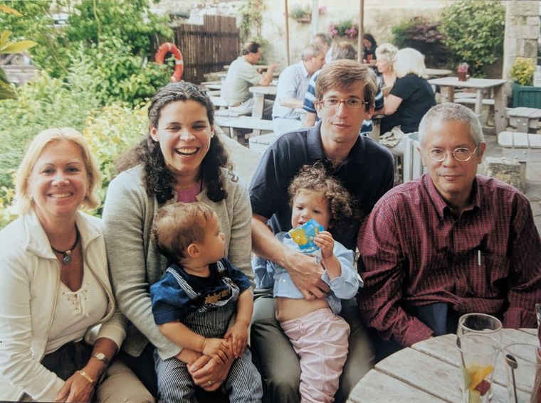 Santiago Schnell junto a su madre (a la izquierda), su esposa (en el centro), sus hijos y el profesor Claudio Mendoza (a la derecha).