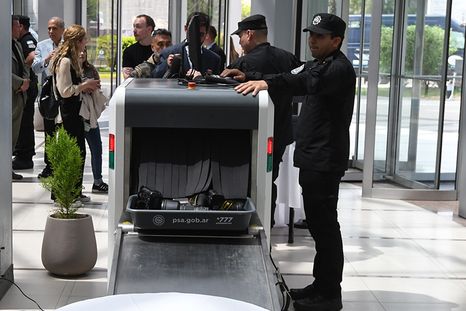 La PSA realiza las descargas de los vuelos que son cancelados por el paro aeronáutico Foto: ALF PONCE MERCADO / MDZ La PSA realiza las descargas de los vuelos que son cancelados por el paro aeronáutico Foto: ALF PONCE MERCADO / MDZ