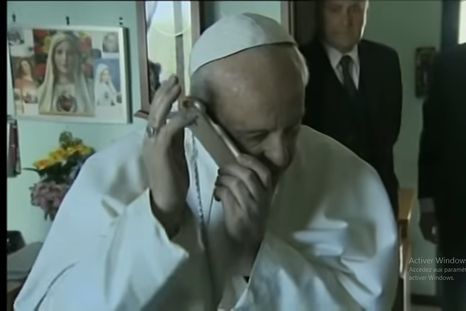 Video: El cura daba misa y la interrumpió: ¡era el papa Francisco!