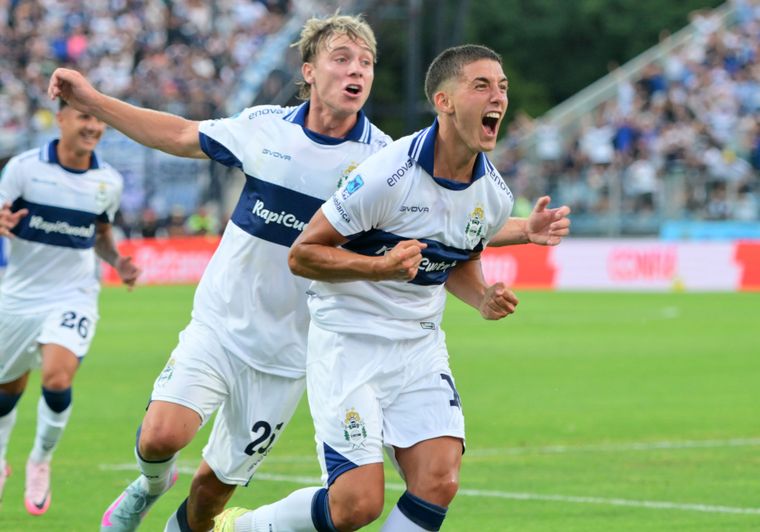 El Lobo de La Plata se puso en ventaja con un golazo olímpico de Nicolás Barros Schelotto, el hijo del Mellizo Guillermo.   