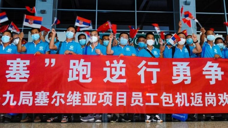 Empleados chinos en el Aeropuerto Internacional Dalian Zhoushuizi rumbo a Belgrado, capital de Serbia, para participar en un proyecto minero. Foto: GETTY IMAGES