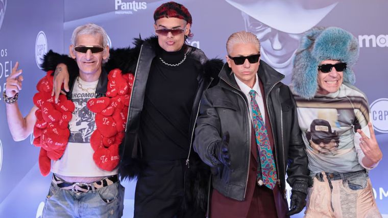 Parte del team de Ca7riel y Paco Amoroso. Parte del team de Ca7riel y Paco Amoroso.