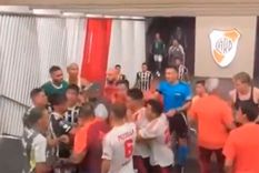 Los jugadores de River tuvieron un encontronazo con los de Mineiro en el túnel. Foto: Captura TyC Sports