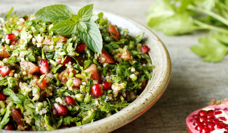 Ensalada de tabulé con granada y menta: saludable y nutritiva Foto: Shutterstock