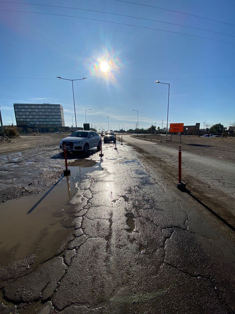 Un impresionante bache se formó en la ruta Panamerica de Luján de Cuyo. Foto: Oyente de MDZ radio