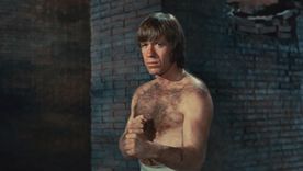 Chuck Norris antes de desatar uno de los combates más icónicos del cine ante Bruce Lee.
