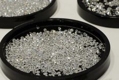 por culpa del virus, se acumulan miles de millones de dolares en diamantes