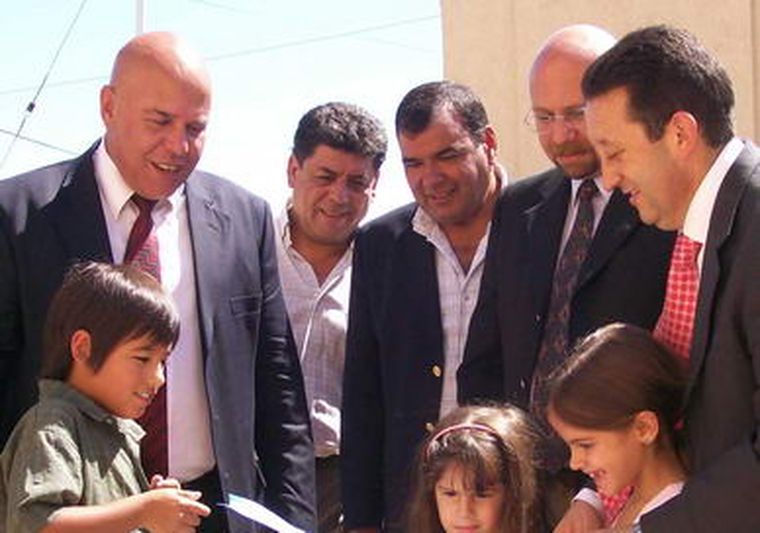 Jaque en una entrega de casas: deuda pendiente de su gestión.