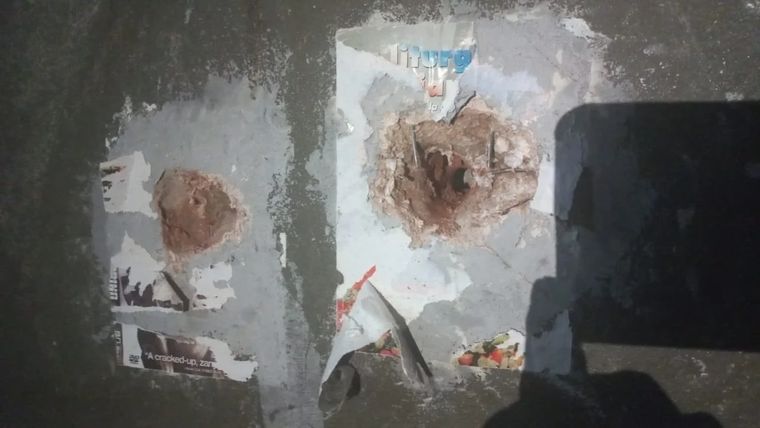 La Policía secuestró una punta de hierro de ocho pulgadas con la que los presos hacían el hueco Foto: NA