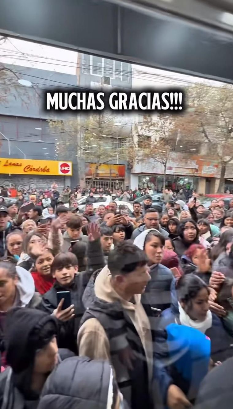 Una de las publicaciones del influencer agradeciendo a los cientos de ciudadanos atrapados en el delirio y caos en el centro mendocino. Una de las publicaciones del influencer agradeciendo a los cientos de ciudadanos atrapados en el delirio y caos en el centro mendocino.