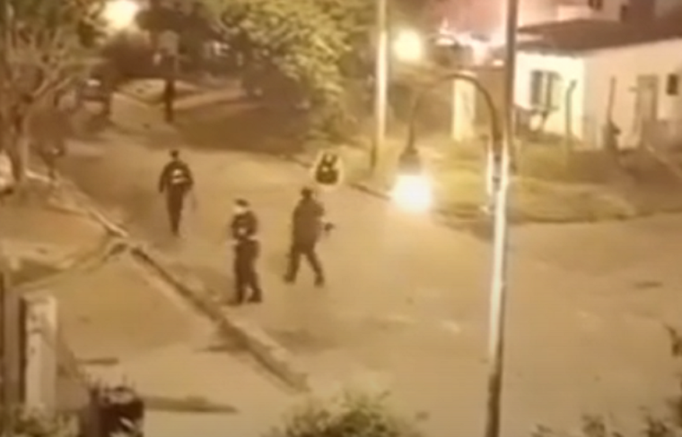 Un bebé de un año y medio fue baleado durante un enfrentamiento entre bandas en San Fernando Foto: Captura de video