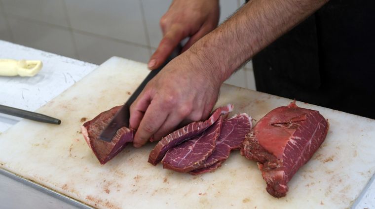 En las carnicerías cada vez se vende menos carne de vaca de primera. Foto: ALF PONCE MERCADO / MDZ