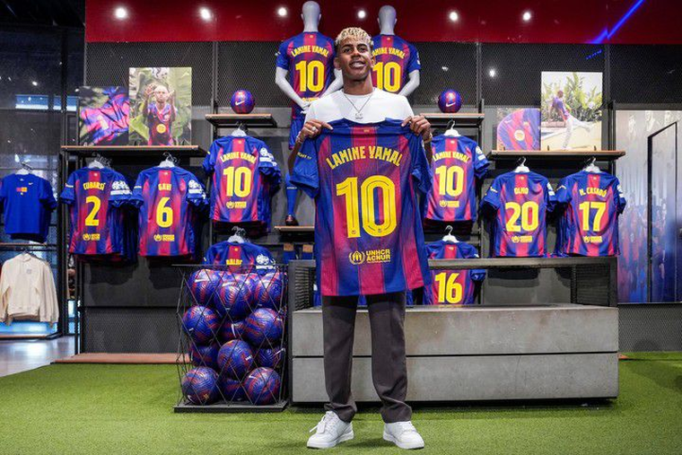 Lamine Yamal usará la 10 en el Barcelona para la temporada 25-26. Lamine Yamal usará la 10 en el Barcelona para la temporada 25-26.