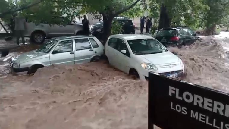 Autos arrastrados por la creciente en Mendoza.