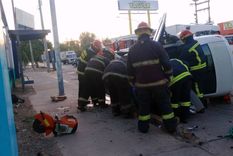 Los bomberos en el lugar del accidente. Foto: gentileza. Los bomberos en el lugar del accidente. Foto: gentileza.