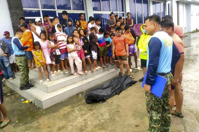 Al menos tres personas murieron y nueve resultaron heridas en Filipinas por el paso del supertifón Ragasa.