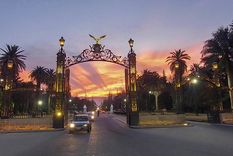 Los imponentes portones del Parque General San Martín comprados en Europa a principios del siglo XX.
