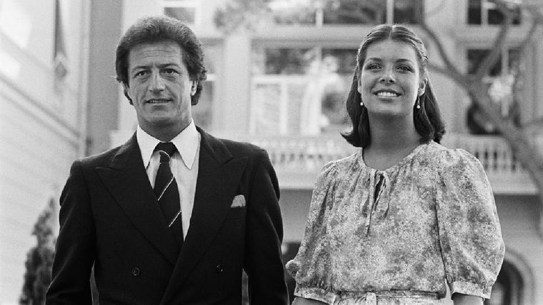Carolina de Mónaco y Phillipe Junot en un retrato de su compromiso de boda, en 1977. Foto: Instagram