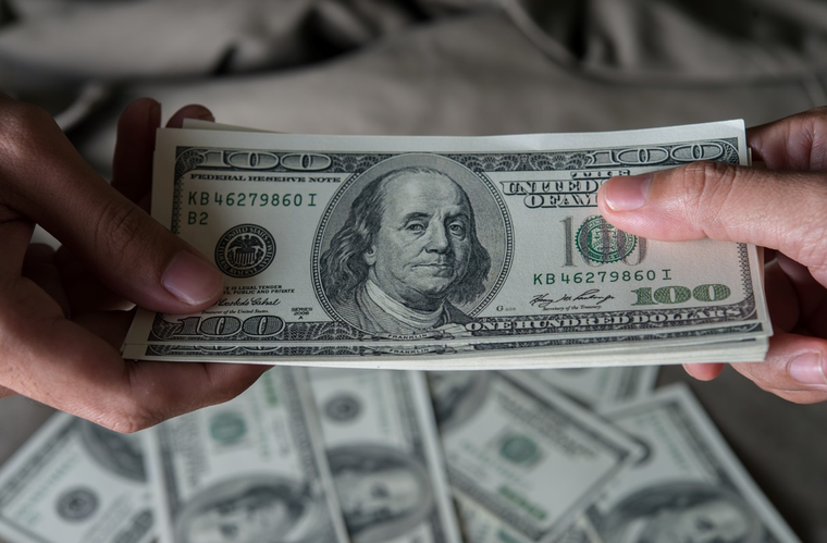El dólar blue cotiza en 210 pesos para la venta. Foto: Pexels