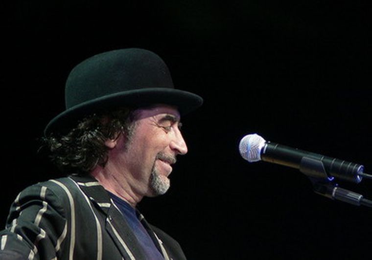 El bombín negro, un clásico en sus recitales. Foto: Web