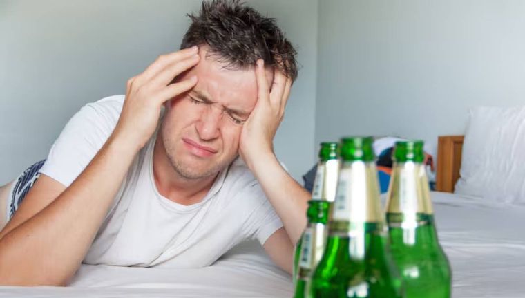 Los trucos para eliminar la resaca (Shutterstock).