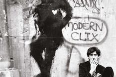 Charly García en los 80, donde luego se inmortalizaría una de las esquina en honor a él.