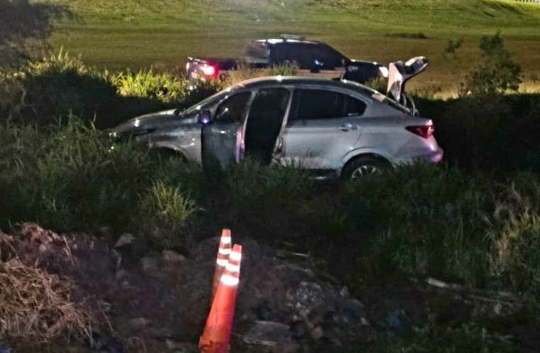 El vehículo fue encontrado más tarde por efectivos policiales en un descampado Foto: X