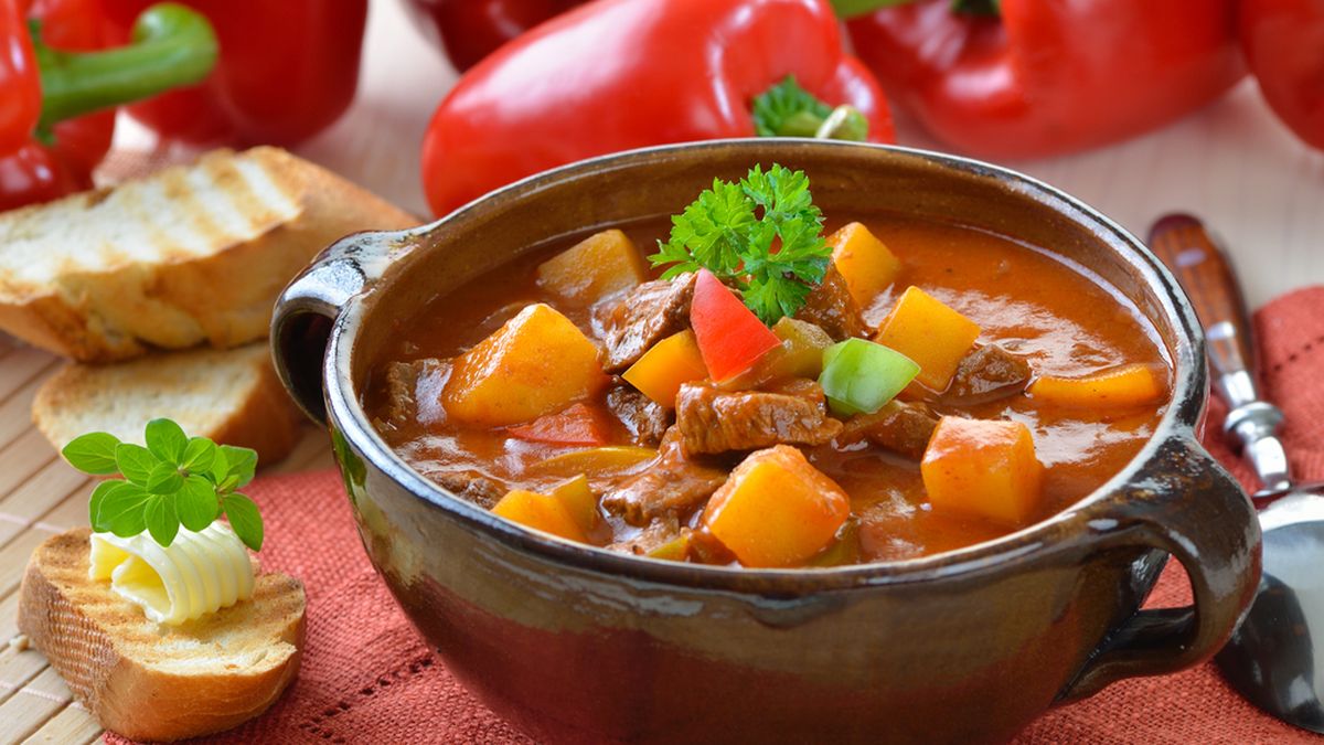 La receta de guiso de papas y carne que nunca falla en la mesa familiar.