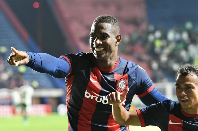 River presentó una oferta por Johan Romaña, el férreo defensor colombiano de San Lorenzo.