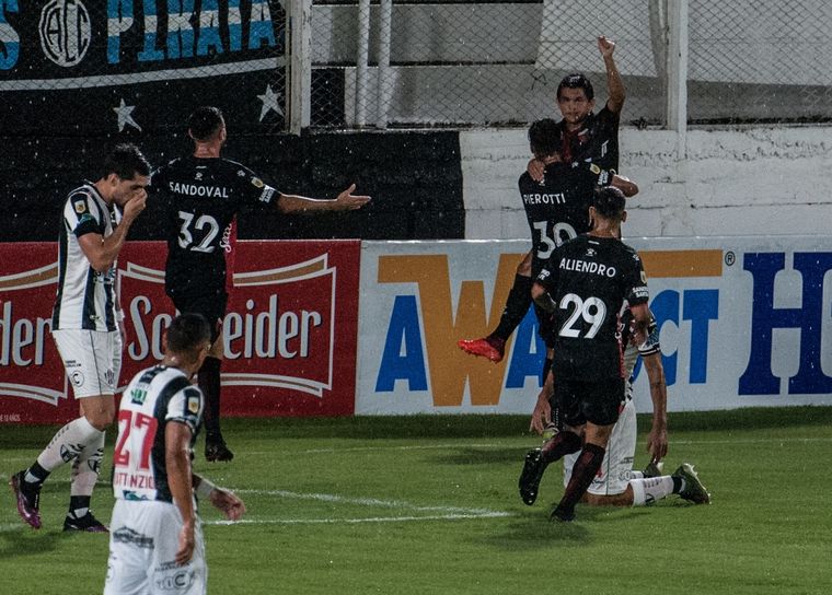 Colón comenzó ganando y goleando en Santiago del Estero. Foto: Télam