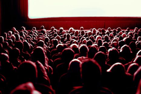 La baja en la asistencia llevaría a la cadena de cines a vender sus operaciones. La baja en la asistencia llevaría a la cadena de cines a vender sus operaciones.