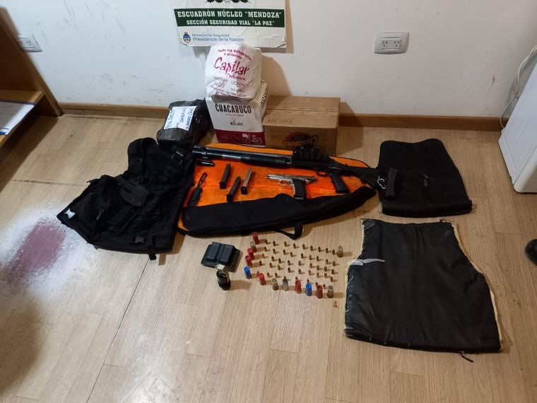 Los elementos secuestrados en la requisa.