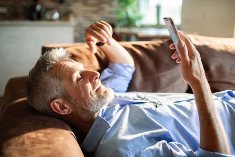 La supervisión familiar reduce los riesgos cuando un adulto mayor interactúa con la IA de WhatsApp. La supervisión familiar reduce los riesgos cuando un adulto mayor interactúa con la IA de WhatsApp.