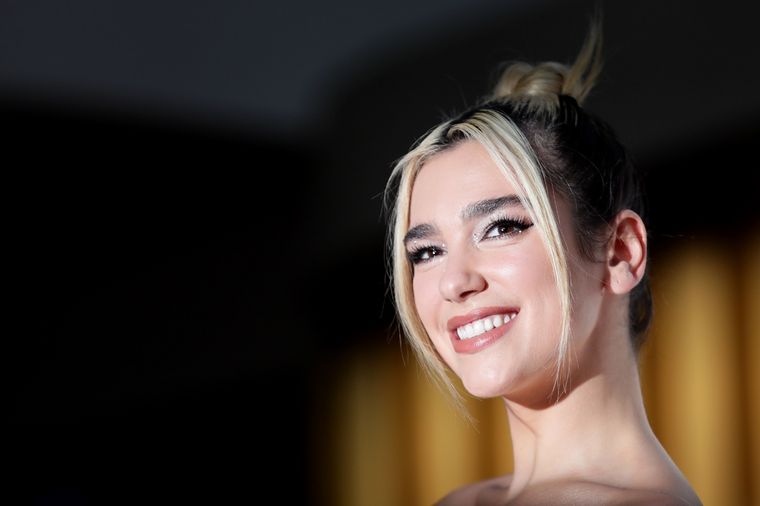Con mini vestido acostada en el sofá la foto de Dua Lipa qué dejó ver de más