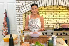 En su serie Selena + Chef la actriz aprende a hacer unos deliciosos ñoquis con albóndigas de pollo. Foto: Instagram