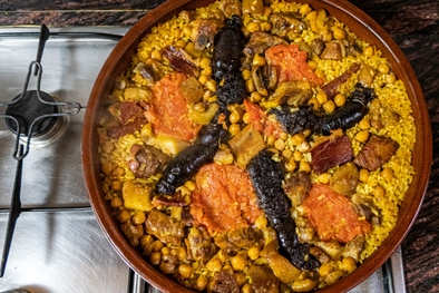 MDZol | La receta de arroz al horno valenciano tiene su origen en el aprovechamiento del caldo sobrante del cocido, convirtiéndose en una receta ingeniosa que transformaba restos en un plato principal lleno de sabor.