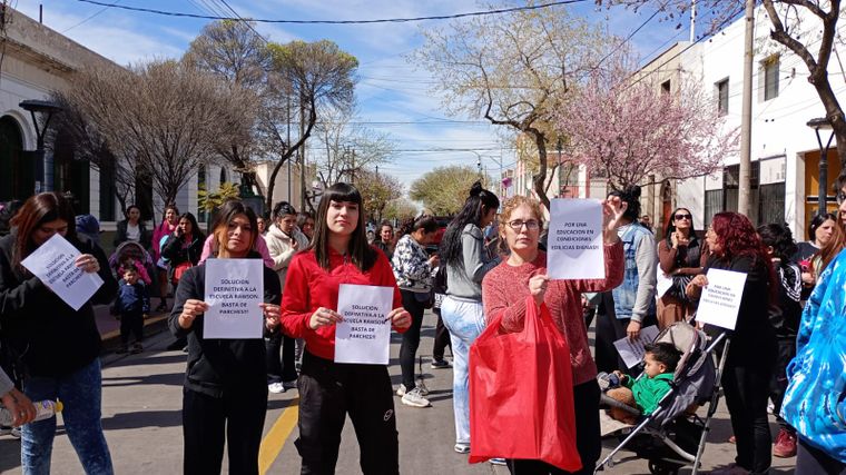 Los padres de la escuela Rawson reclaman para recuperar las clases de sus hijos.&nbsp;