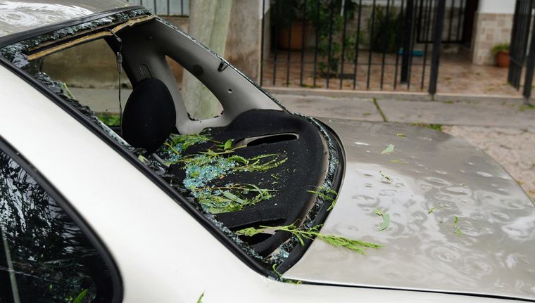 Decenas de vehículos y viviendas resultaron con daños de consideración Foto: Alf Ponce Mercado/MDZ