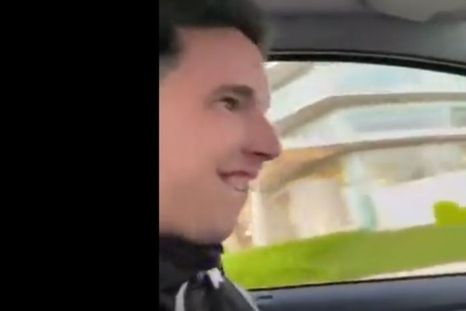 El joven fue filmado por el acompañante