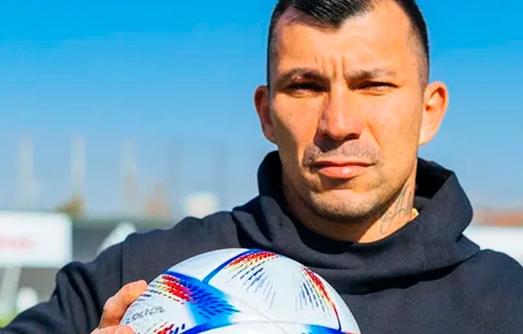 Gary Medel El chileno apareció en un post con la pelota del Mundial de Qatar, al que su país no se clasificó. Foto: Archivo