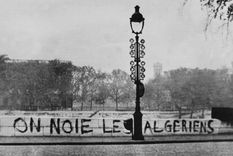 Las palabras aquí ahogamos a los argelinos fueron plasmadas en el terraplén del río Sena. Foto: GETTY IMAGES