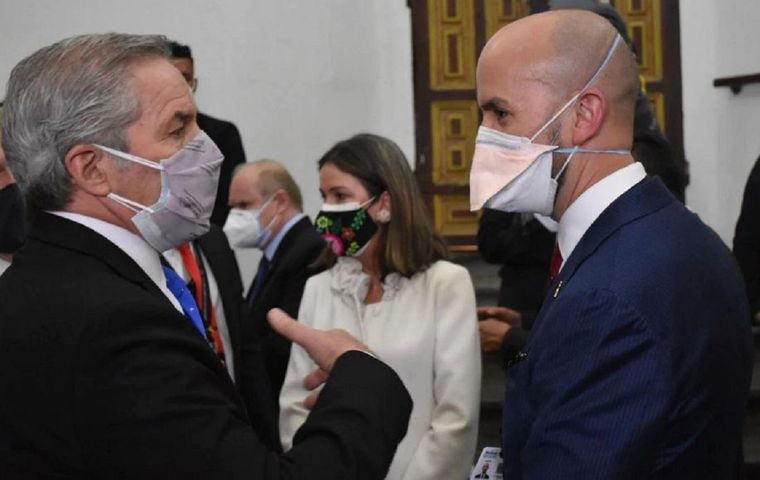 Felipe Solá y el asesor de Biden, Juan Sebastián González. Foto: Prensa Cancilería