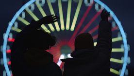 Aseguran que un famoso cantante y una reconocida actriz dejaron atrás la amistad para ser pareja. Aseguran que un famoso cantante y una reconocida actriz dejaron atrás la amistad para ser pareja.